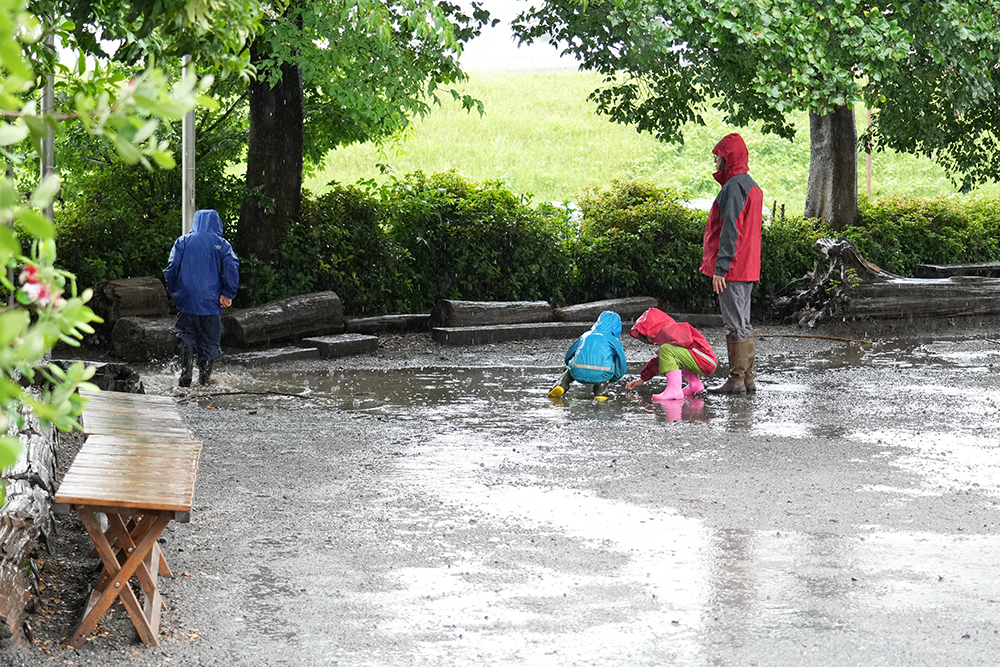 1年生 学童 雨の中の遊び