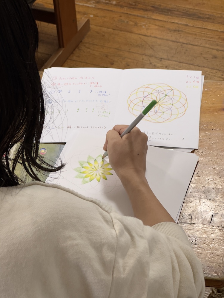 6年生　幾何学　クリスマスカード作り　円の薔薇