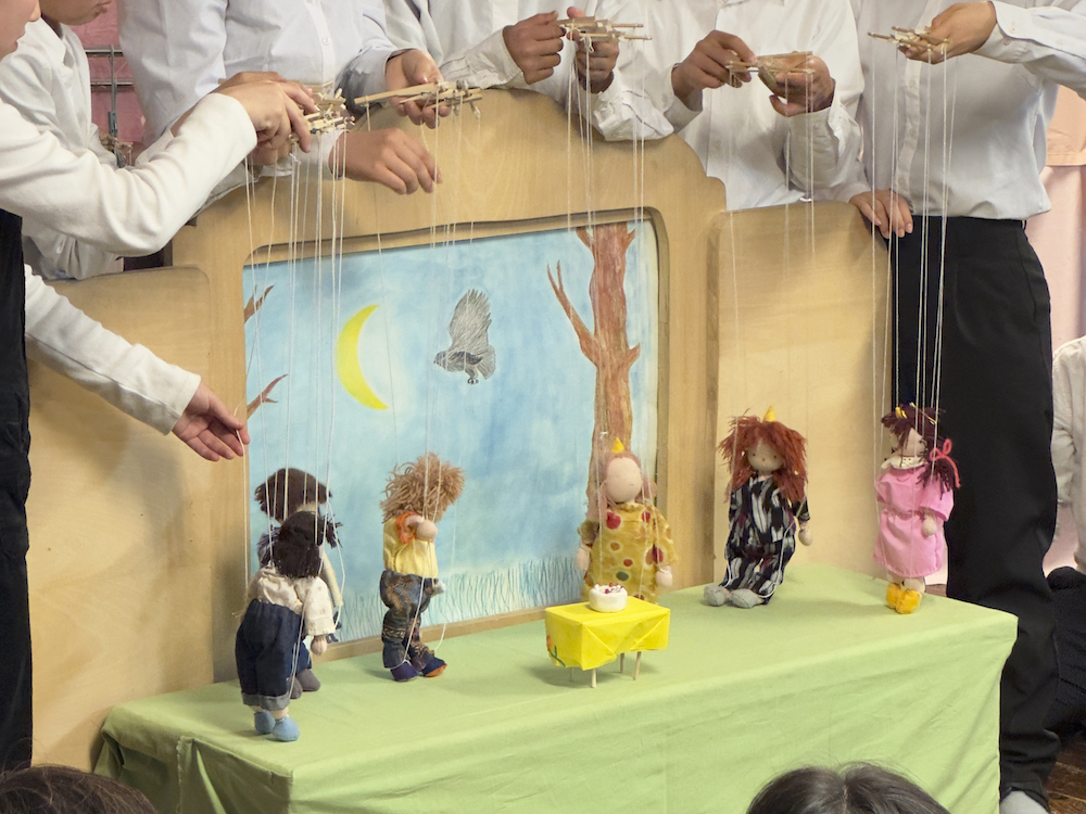 中学1年生　人形劇　操り人形　いたずらトロルと音楽隊