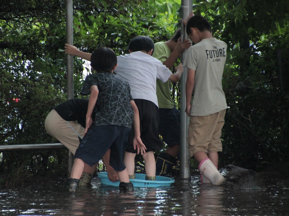 水たまりで遊ぶ１