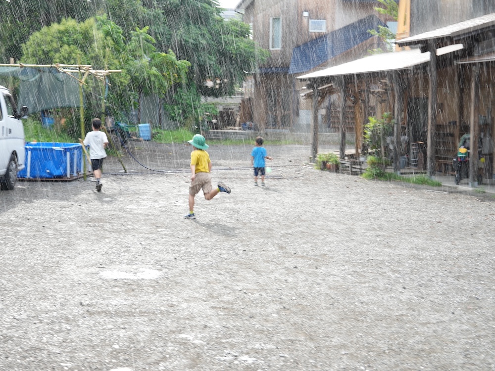 学童　夏祭り　通り雨