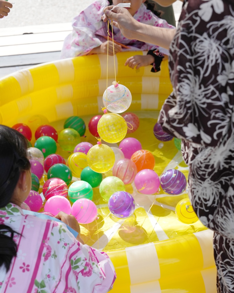 学童　夏祭り　ヨーヨー釣り