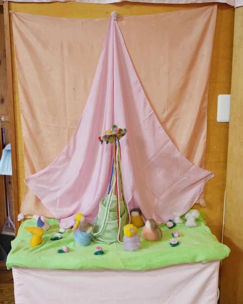 1年 教室 季節を祝うテーブル