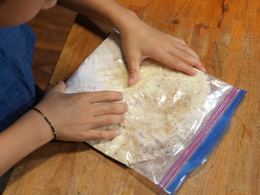 1年 ドングリ クッキー作り 粉と混ぜる