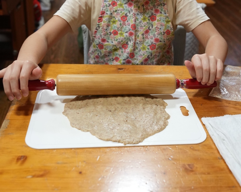 1年 ドングリ クッキー作り 生地伸ばし2