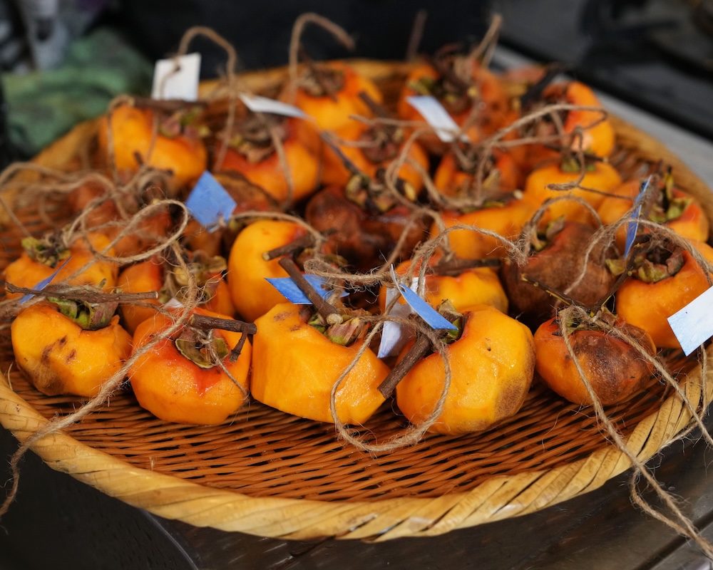 1年 干し柿 ざるの上