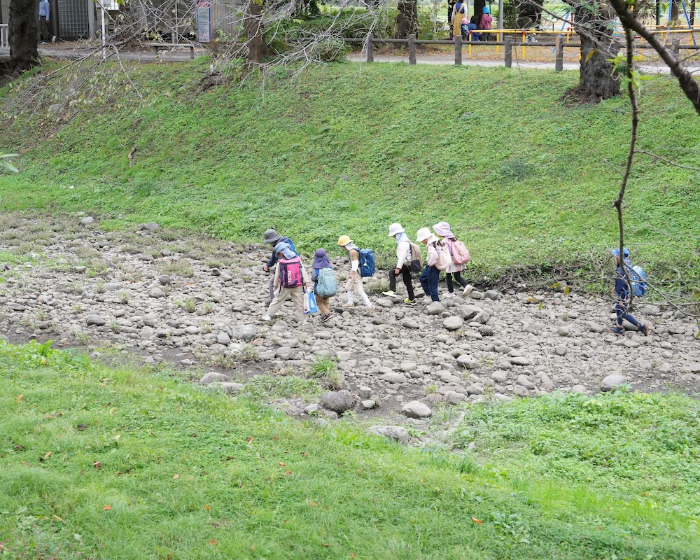 1年 お散歩 干上がった川床をいく