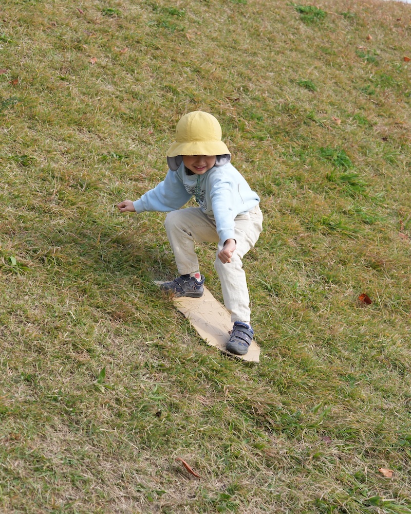 1年　お散歩　土手滑り１