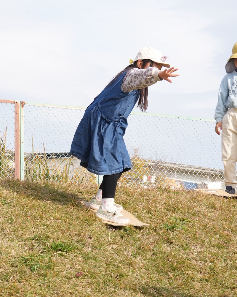 1年　お散歩　土手滑り２