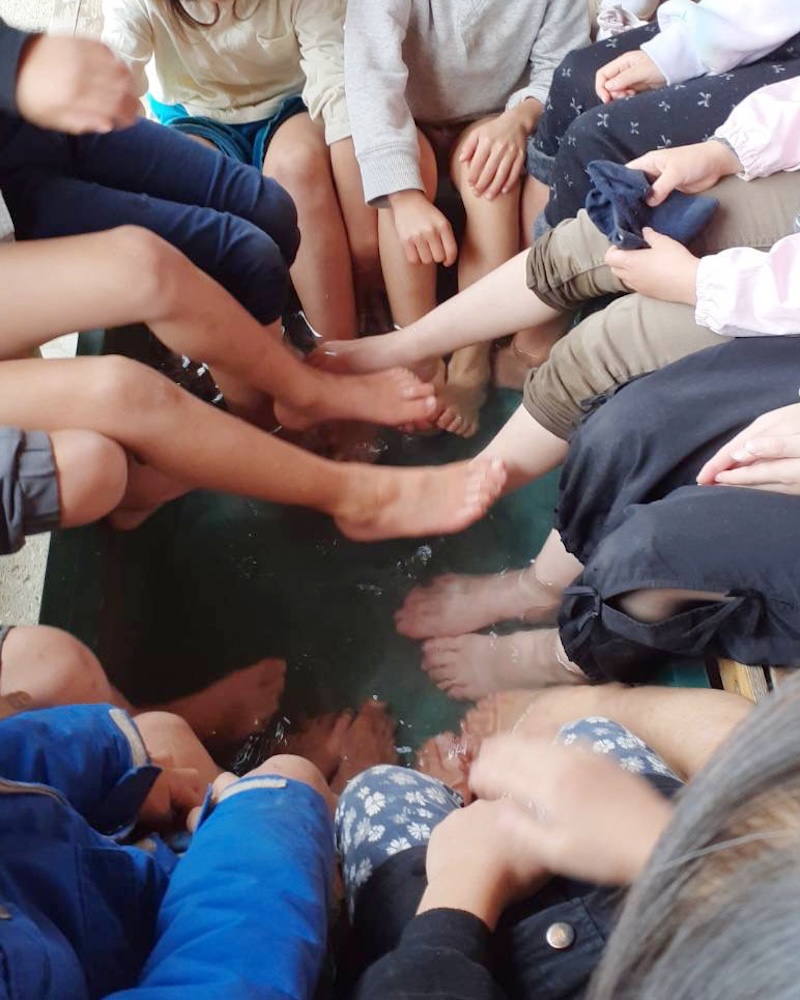 １年　お散歩　残堀川　足湯