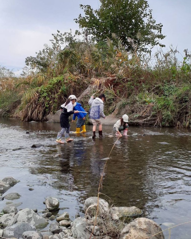 １年　お散歩　残堀川　川渡り