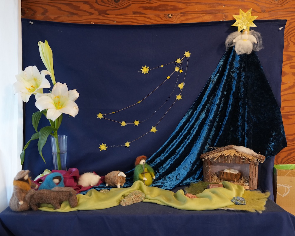 ４年生教室　季節のテーブル