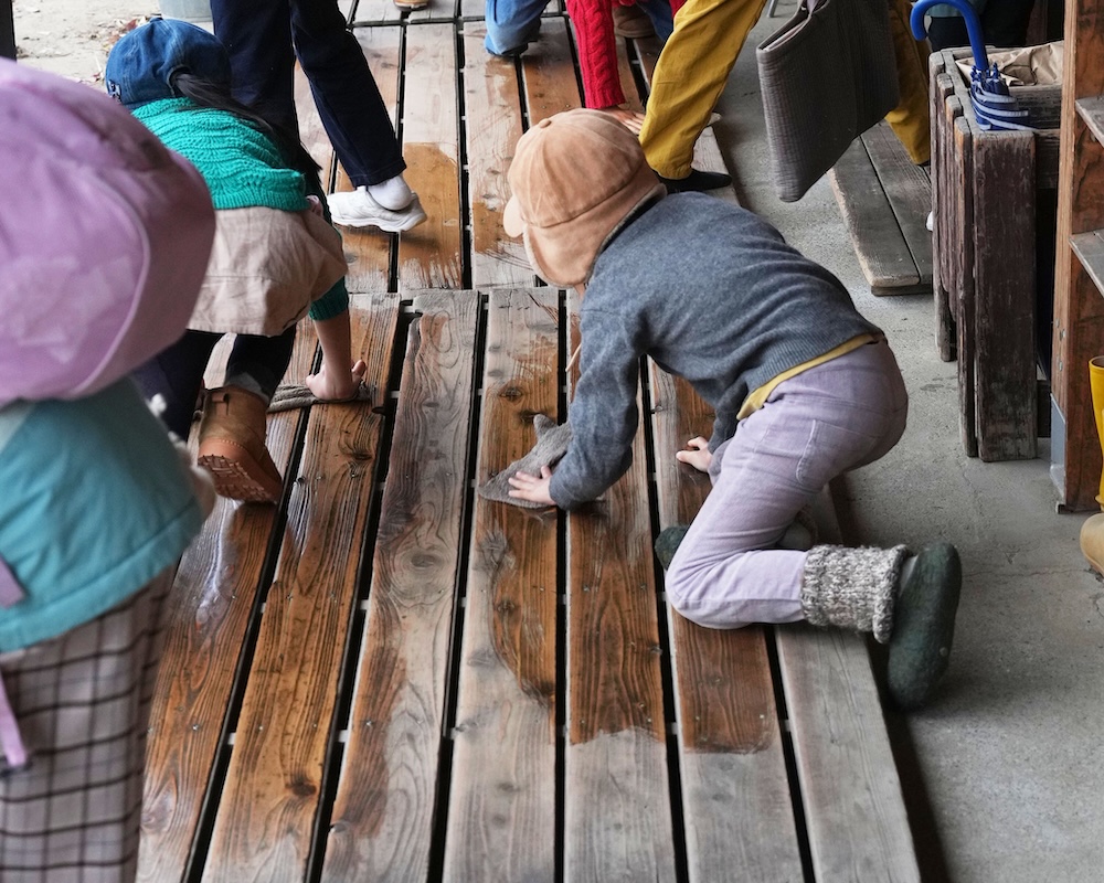 朝の掃除　雑巾掛け１