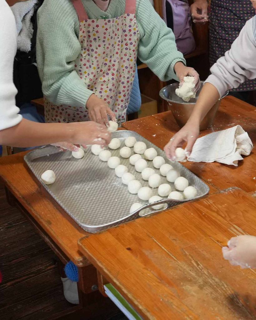 どんど焼き　準備　お団子作り１