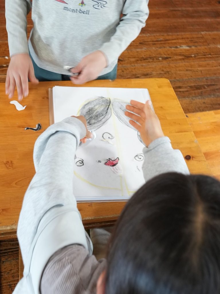 ２年　フォルメン線描　鏡写し　福笑い　生徒