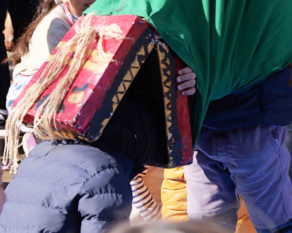 幼児　たんぽぽこどもの園　餅つき　お囃子　獅子舞　かじられる