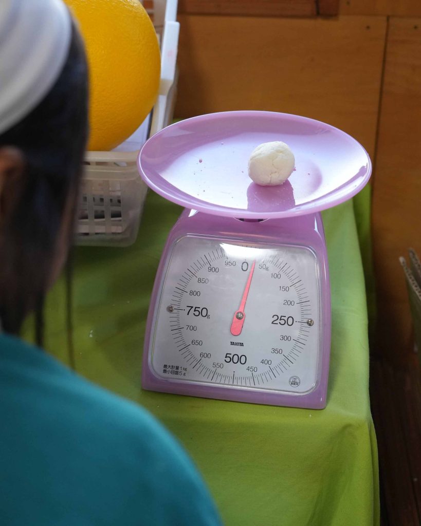 どんど焼き　準備　お団子作り　計る