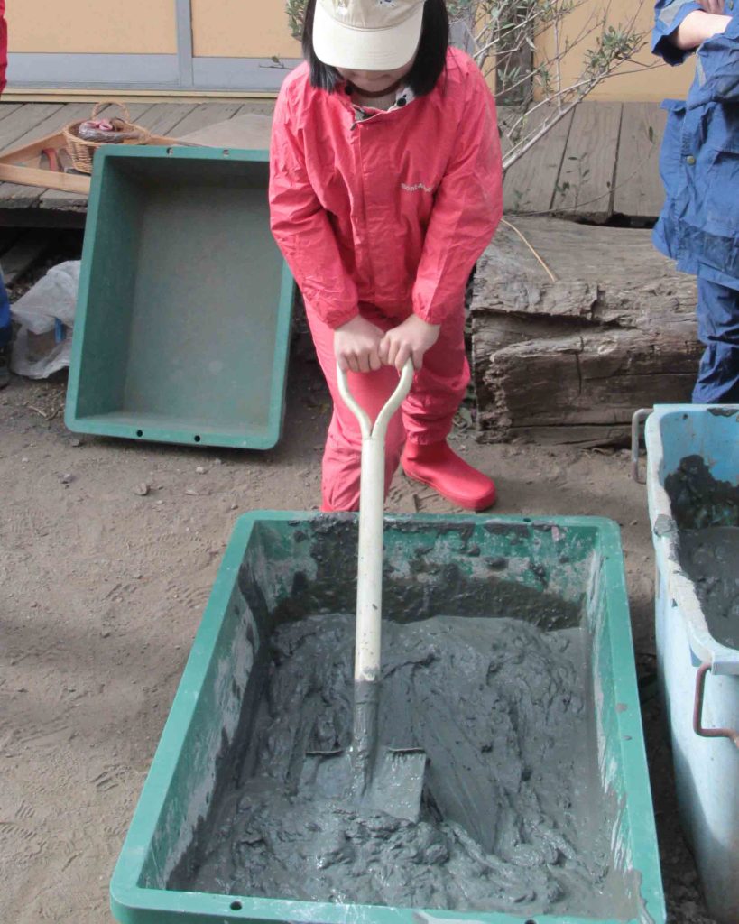 3年　家づくり　壁土捏ね１