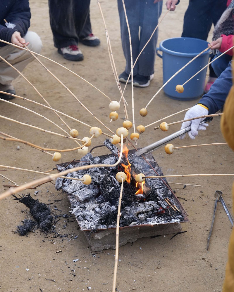 どんど焼き　お団子　炙る