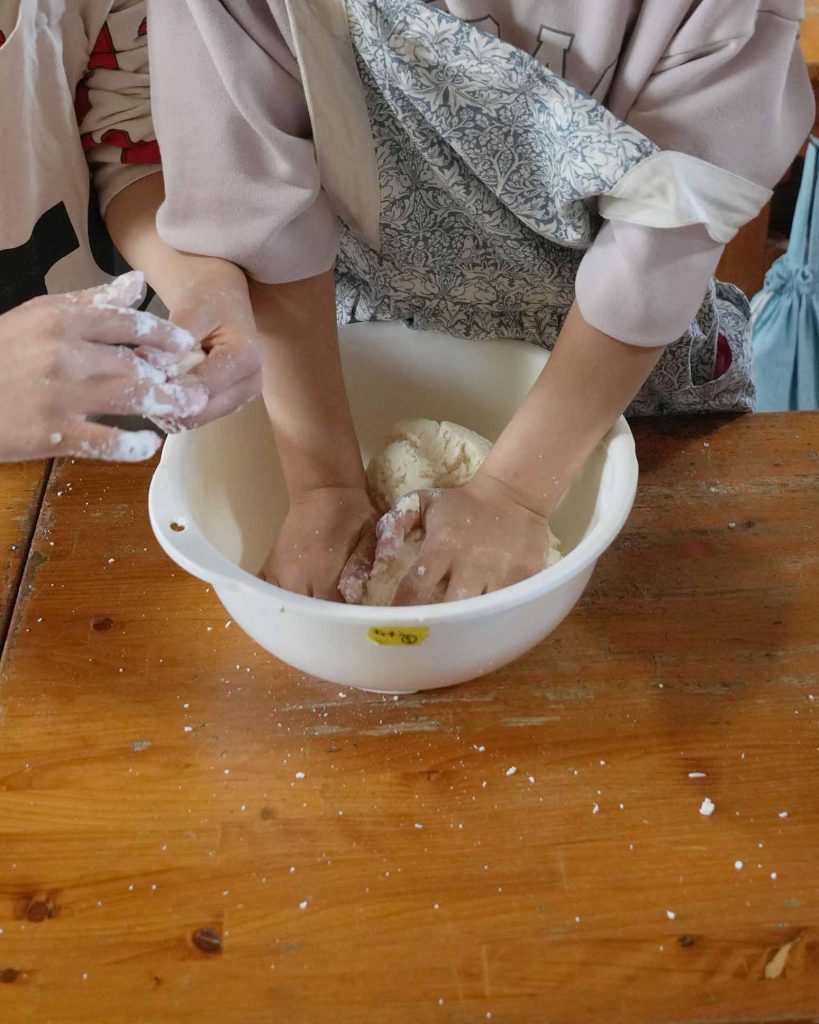 どんど焼き　お団子作り　こねる