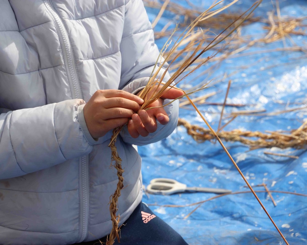 4年　フォルメン線描　藁縄をなう　