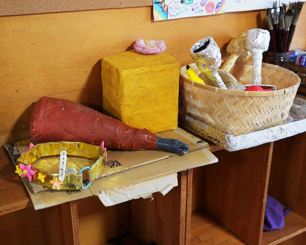 4年 学内発表会 劇 北欧神話 トールのハンマー 小道具 カップなど