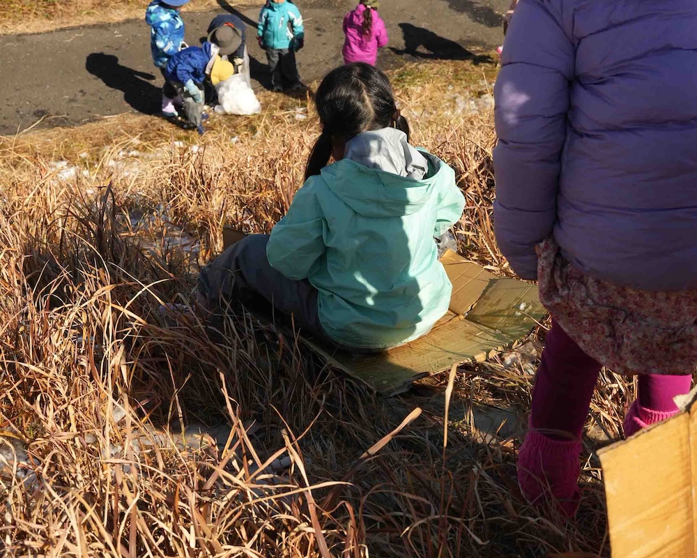 雪遊び　1年　土手滑り