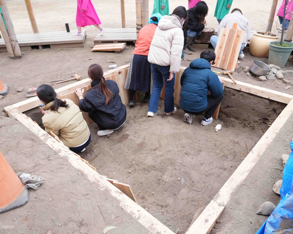 １２年　社会芸術活動　砂場の内壁作り