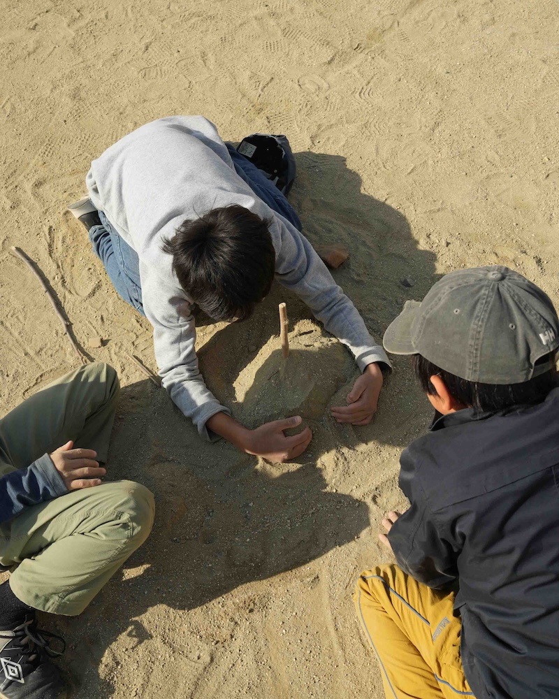 校庭　砂山あそび