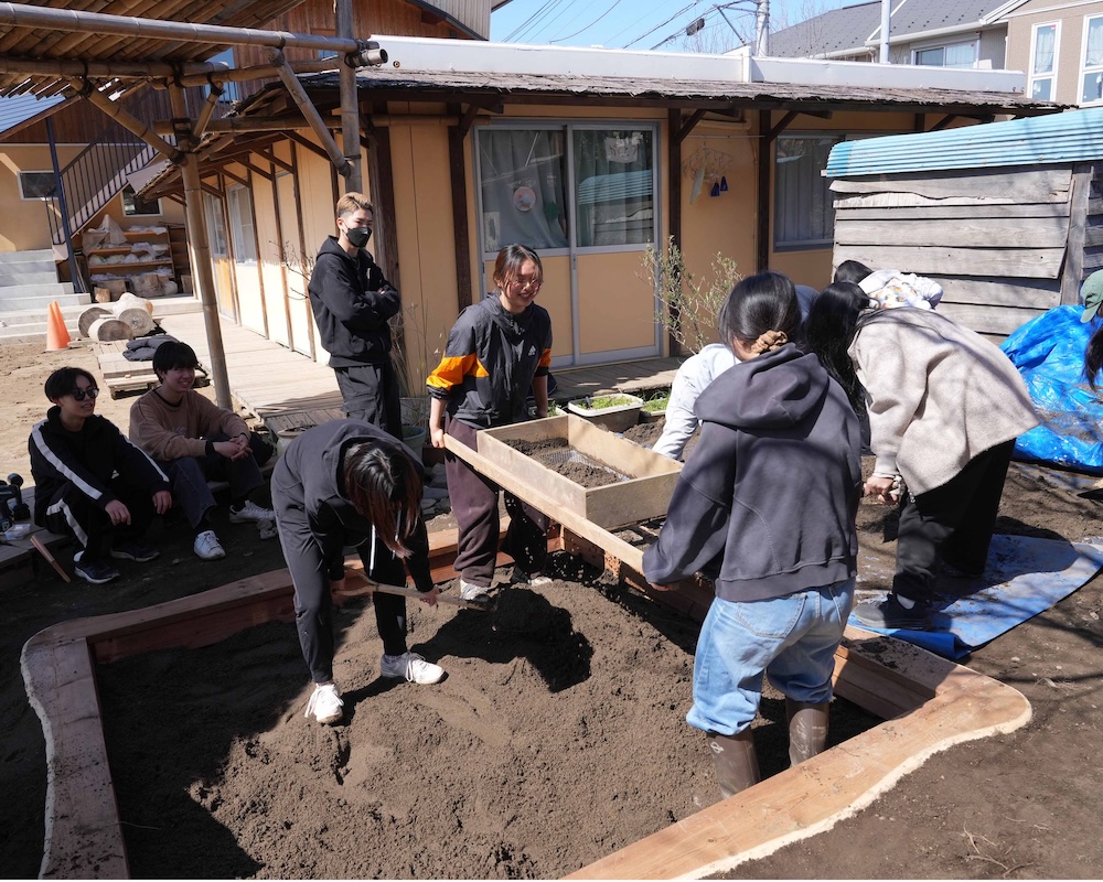 12年　社会芸術　砂場　ふるい　女子生徒