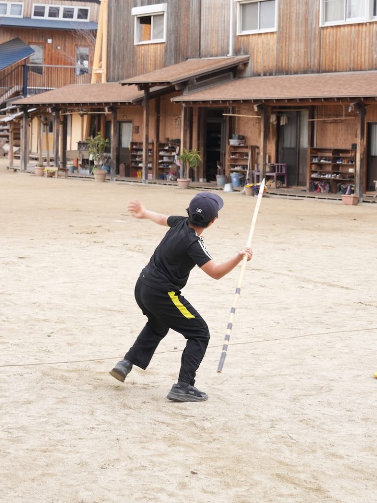 5年　オリンピック　槍投げ　練習２