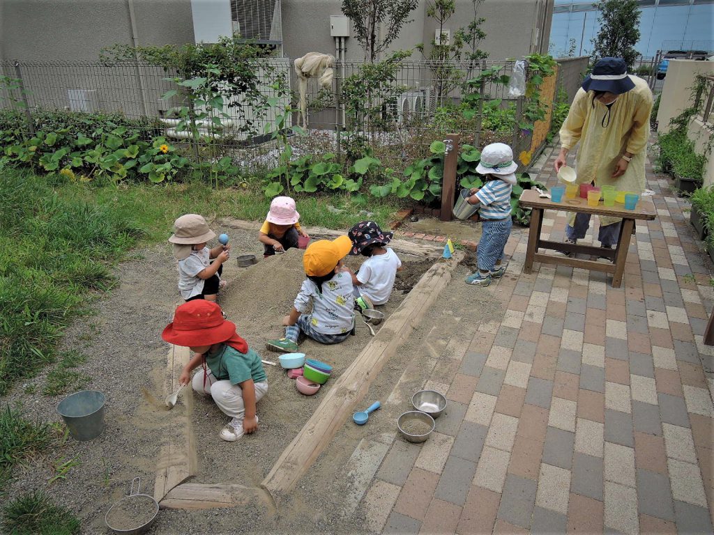 お砂場で遊ぶ子どもたち