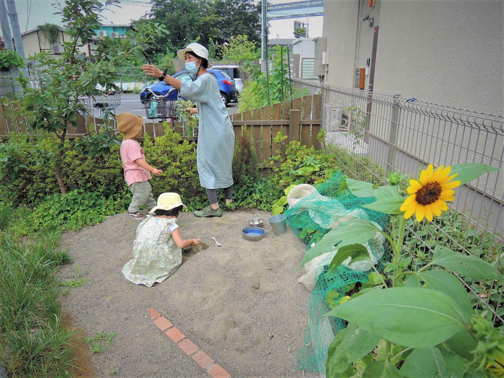 ひまわりの咲くお砂場でお砂遊び