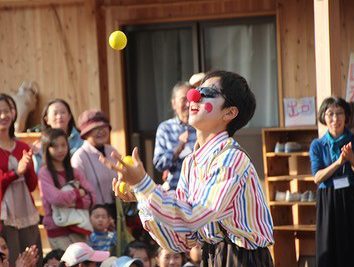東京賢治シュタイナー学校の学校祭でジャグリングをする生徒